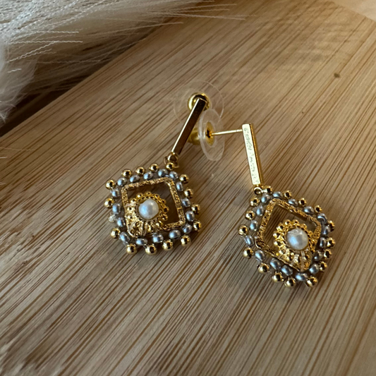 18K Goldfield Earring with Crystals